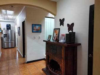 Casa en Venta en Mercedes Norte, Heredia. RAH 23-2463