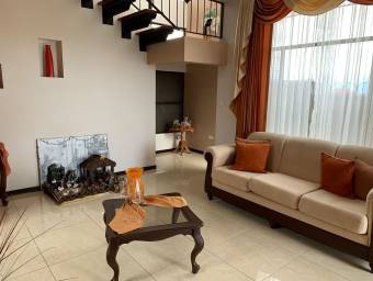 Casa en Venta en Oreamuno, Cartago. RAH 22-1556