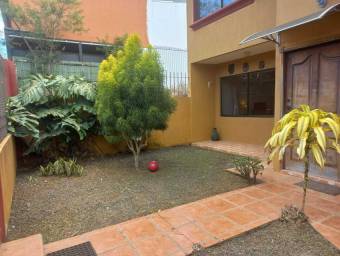 Se alquila espaciosa casa con patio grande de 80m2 en San Pablo de Heredia 23-2547