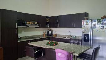 Se vende espaciosa casa con gran patio de mas de 100m2 en San Rafael de alajuela 23-1755