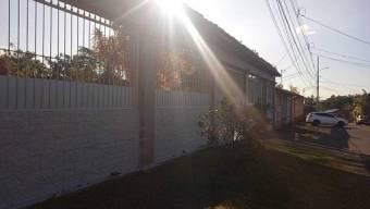 Se vende preciosa casa con acabados en madera de laurel y un gran patio en Santa Barbara de Heredia