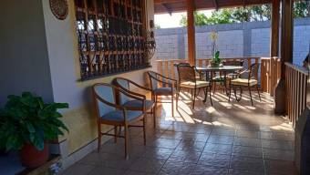 Se vende preciosa casa con acabados en madera de laurel y un gran patio en Santa Barbara de Heredia