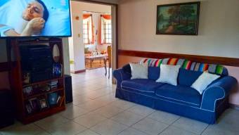 Se vende preciosa casa con acabados en madera de laurel y un gran patio en Santa Barbara de Heredia