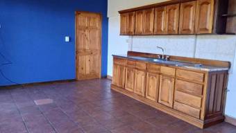 Se vende preciosa casa con acabados en madera de laurel y un gran patio en Santa Barbara de Heredia