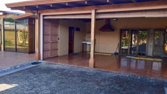 Se vende preciosa casa con acabados en madera de laurel y un gran patio en Santa Barbara de Heredia