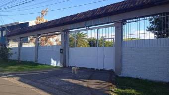 Se vende casa con  gran patio en Santa Barbara de Heredia 23-2175