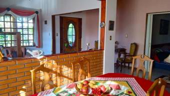 Se vende preciosa casa con acabados en madera de laurel y un gran patio en Santa Barbara de Heredia