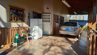 Se vende preciosa casa con acabados en madera de laurel y un gran patio en Santa Barbara de Heredia