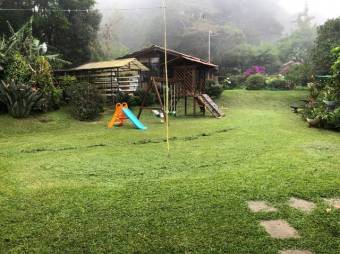 Se alquila casa con muy amplia y hermosa zona verde en San Rafael de Heredia 23-2567