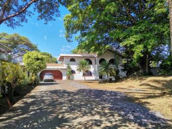 Se alquila espaciosa casa con gran jardin y terrazas en San Rafael de Alajuela 23-2568