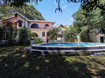 Se alquila espaciosa casa con gran jardin y terrazas en San Rafael de Alajuela 23-2568