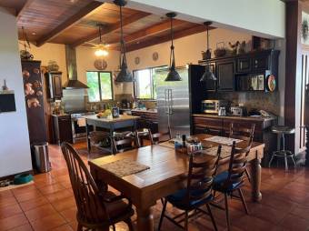 Se vende hermosa casa de montaña con gran terraza y jardín en Orotina de Alajuela 23-2570 