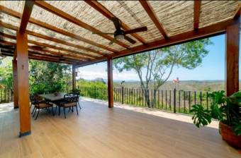 Se vende hermosa casa de montaña con gran terraza y jardín en Orotina de Alajuela 23-2570 