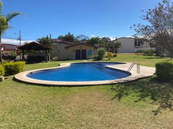 Se vende hermosa casa con gran patio y terraza en Guácima de Alajuela