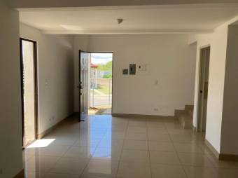 Se vende hermosa casa con gran patio y terraza en Guácima de Alajuela 23-2582