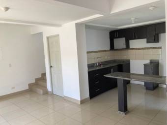 Se vende hermosa casa con gran patio y terraza en Guácima de Alajuela 23-2582