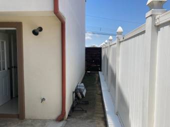 Se vende hermosa casa con gran patio y terraza en Guácima de Alajuela 23-2582