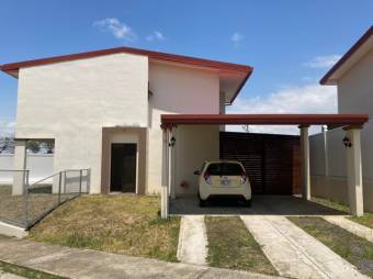 Se vende hermosa casa con gran patio y terraza en Guácima de Alajuela 23-2582