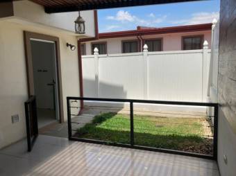 Se vende hermosa casa con gran patio y terraza en Guácima de Alajuela 23-2582