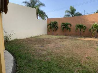 Se alquila espaciosa casa con gran patio y balcón en Belén de Heredia 23-2592