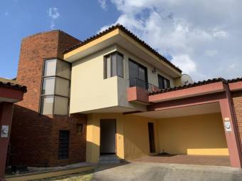 Se alquila espaciosa casa con gran patio y balcón en Belén de Heredia 23-2592