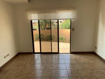 Se alquila espaciosa casa con gran patio y balcón en Belén de Heredia 23-2592