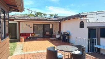 Se vende hermosa y espaciosa casa con gran zona verde y terraza en Moravia de San José 23-2575