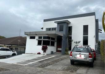 Se vende hermosa casa moderna de mas de 700m2 de lote en San Isidro de Heredia 23-2591