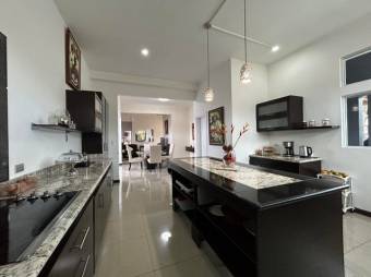 Se vende hermosa casa moderna de mas de 700m2 de lote en San Isidro de Heredia 23-2591