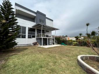 Se vende hermosa casa moderna de mas de 700m2 de lote en San Isidro de Heredia 23-2591