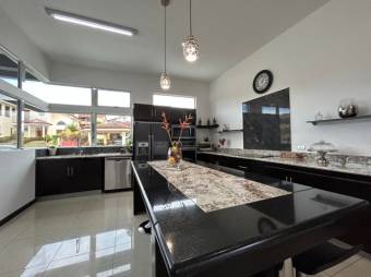 Se vende hermosa casa moderna de mas de 700m2 de lote en San Isidro de Heredia 23-2591