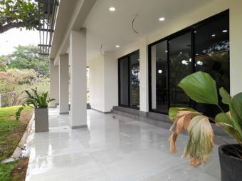 Se vende hermosa casa con gran jardín y terraza en Guacima de Alajuela 23-2495