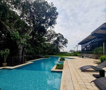 Se vende hermosa casa con gran jardín y terraza en Guacima de Alajuela 23-2495