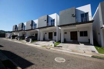 Se alquila espaciosa casa con patio y terraza en Santa Ana de San José 23-247