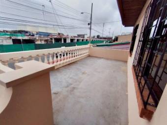 Se vende espaciosa casa con terraza en Centro de Heredia 23-387