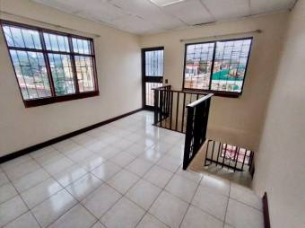 Se vende espaciosa casa  uso de suelo Mixto con terraza en Heredia Centro 23-387