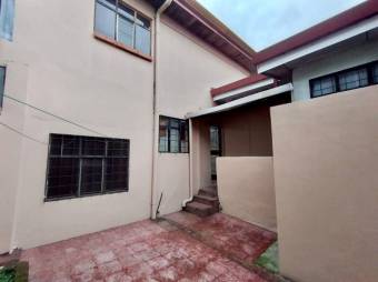 Se vende espaciosa casa  uso de suelo Mixto con terraza en Heredia Centro 23-387