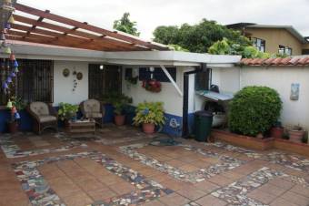 Se vende espaciosa casa con patio en Mercedes de Heredia 23-515
