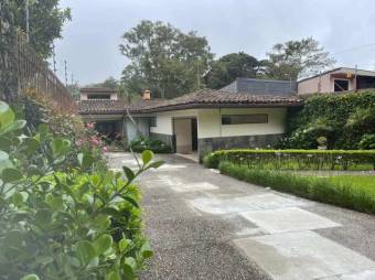 Se vende casa amueblada con áreas verdes en San Rafael de Heredia 23-760