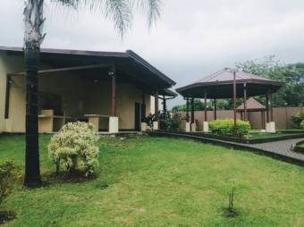 Se alquila espaciosa casa con piscina y zona verde en Guacima de Alajuela 23-2497
