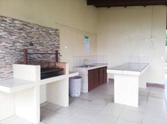 Se alquila espaciosa casa con piscina y zona verde en Guacima de Alajuela 23-2497