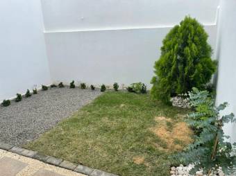 Se alquila espaciosa casa con jardín y piscina en Santa Ana de San José 23-849