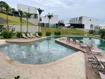 Se alquila espaciosa casa con jardín y piscina en Santa Ana de San José 23-849