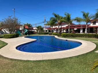 Se alquila hermosa casa con gran patio y terraza en Guácima de Alajuela 23-2583