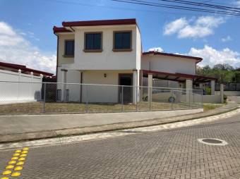 Se alquila hermosa casa con gran patio y terraza en Guácima de Alajuela 23-2583