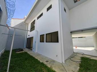 Se alquila casa con jardín y acabados modernos en Mora de San José 23-2632