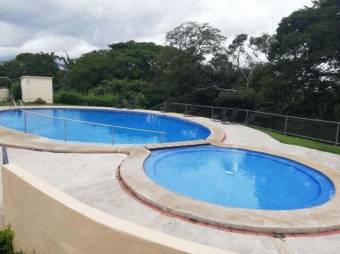 Se alquila apartamento con gran zona verde y piscina en San Antonio de Alajuela 23-2390