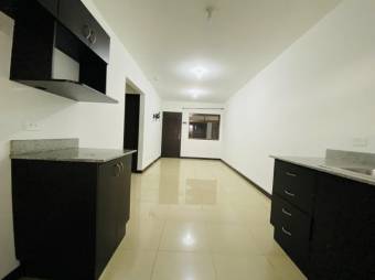 Se alquila espacioso apartamento con zonas verdes en Hatillo Centro 23-2571 