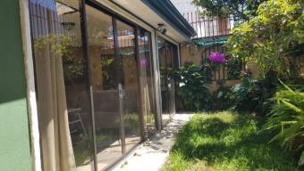 Se vende hermosa y espaciosa casa con jardín en San Francisco de Heredia 23-2598