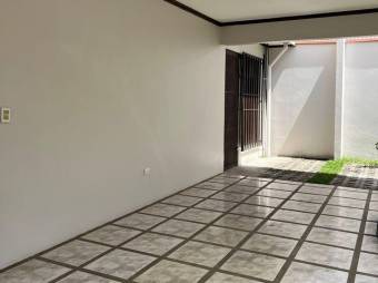 Se vende linda y espaciosa casa con patio en Ulloa de Heredia 23-467